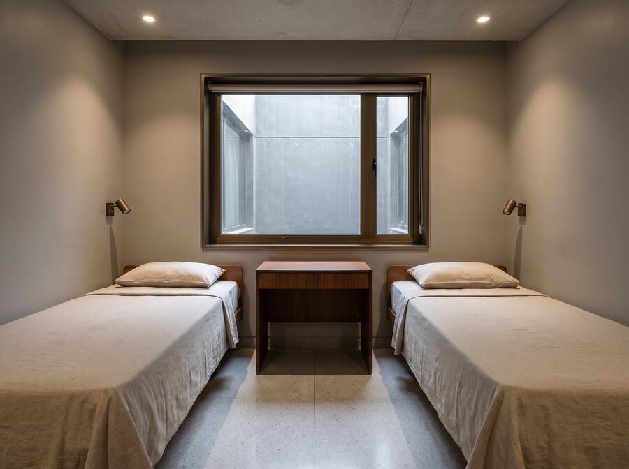 Twin room with two separated beds and a shared desk